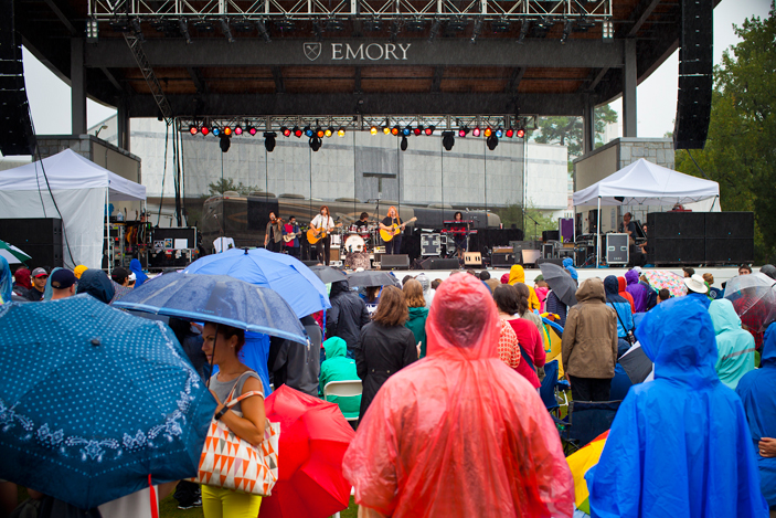 Indigo Girls with audience holding umbrellas