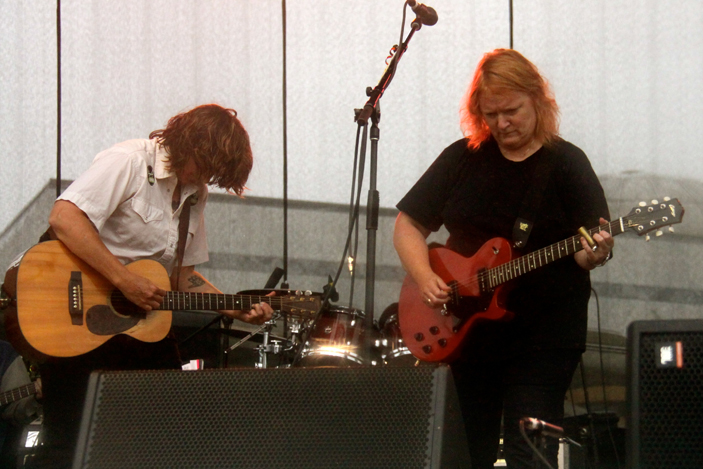 Indigo Girls Amy Ray and Emily Saliers in action