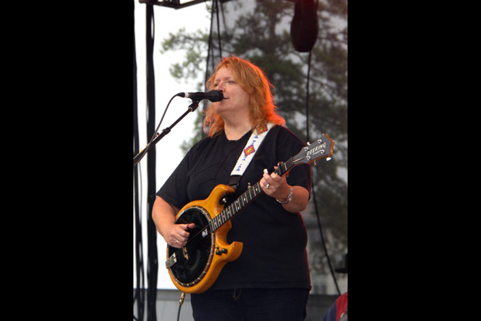 Emily Saliers with her banjo