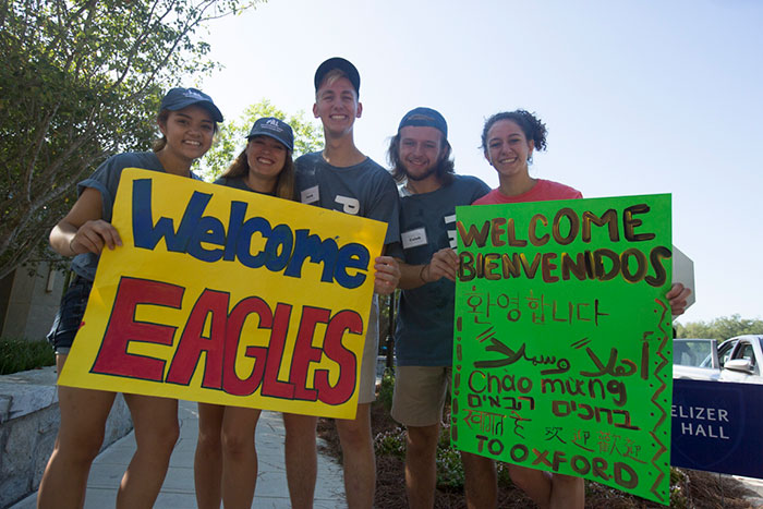 Student volunteers greet new Emory students moving in.