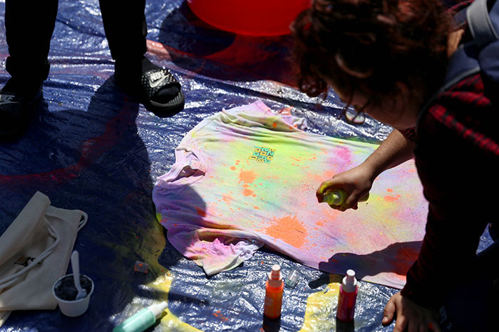 Emory students make tie-die t-shirts for Dooley's Week