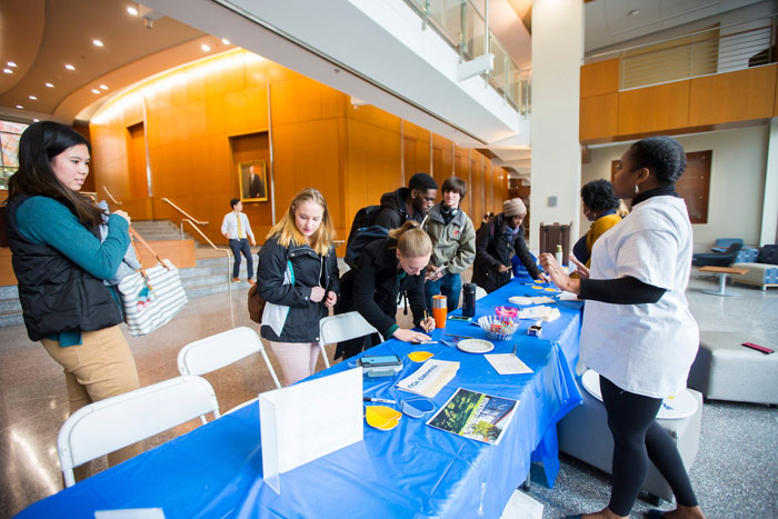 Students in the School of Medicine sign thank you notes to donors
