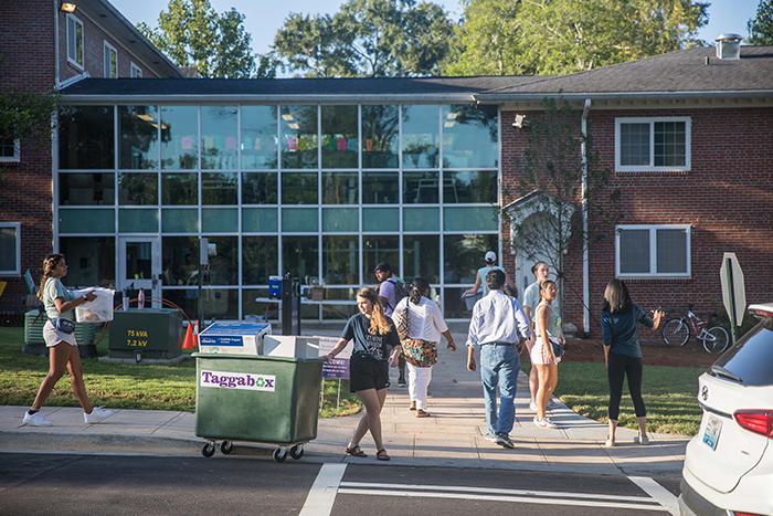 Students move in on the Oxford College campus