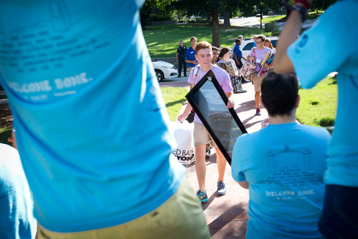 Student orientation leaders offer an enthusiastic greeting to incoming students as they arrive for Emory¿s 2014 Move-In Day.