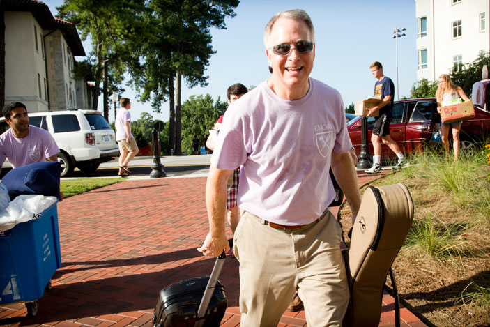 President James Wagner lends a helping hand as undergraduate students move into Emory residence halls.