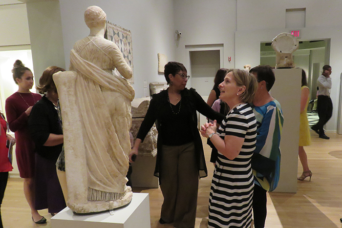 Elizabeth¿Horner¿discussing¿the¿Greek¿statue¿Muse¿(Terpsichore).